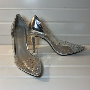 Rhinestone and Silver Heels - The perfect shoe for any special occasion Size: 8